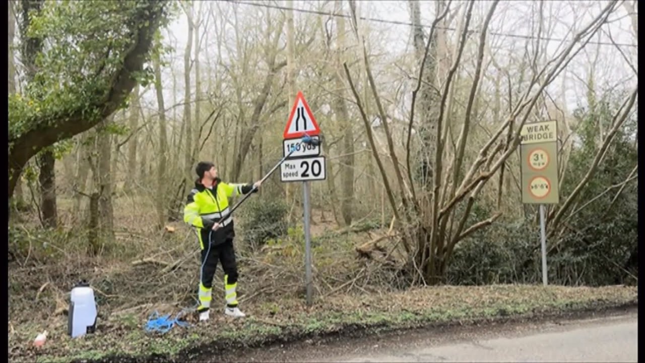 Meet the viral road sign cleaner (UK) 27/Mar/2025