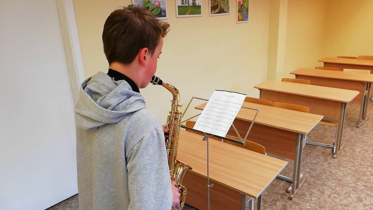 The Pink Panther (sax alto) kūrinio fragmentą iš pamokos groja Benas