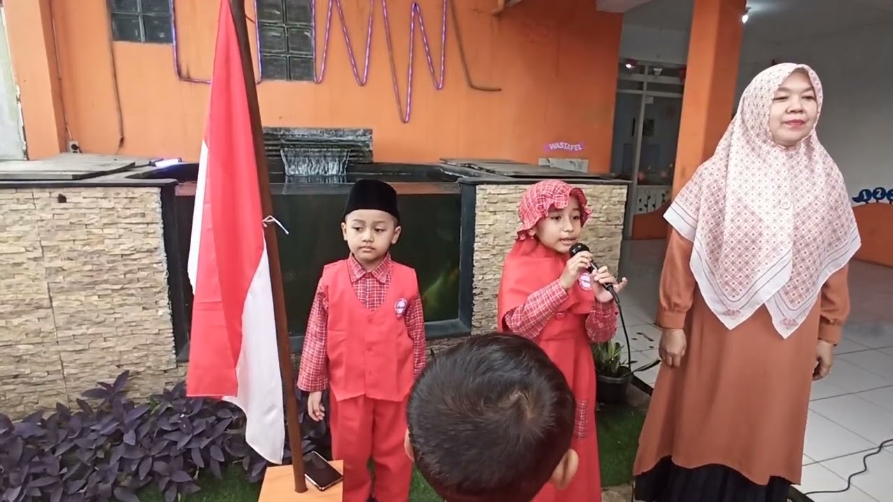 Kegiatan upacara Senin pagi. TK PLUS AL-MUBAROK 