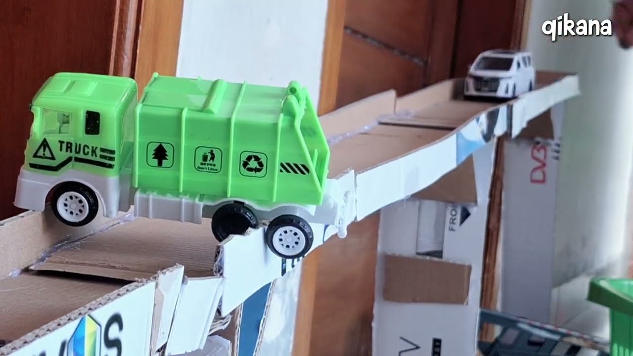 BERMAIN MOBIL MOBILAN MELUNCUR DI RUMAH - PLAYING CAR TOYS JUMPING IN HOME