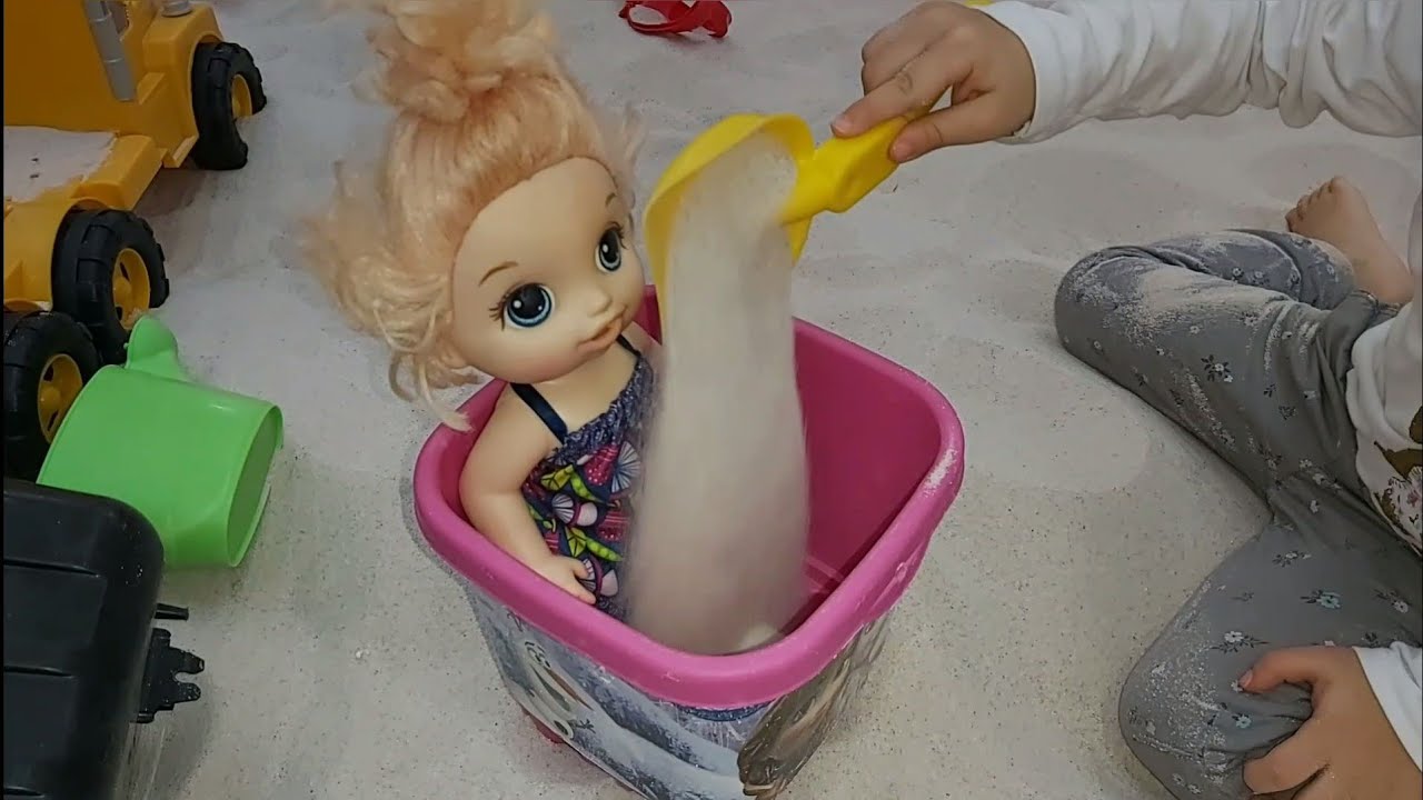 Baby Alive Pembe Kovanın İ&ccedil;ine Girdi Eyl&uuml;l Abla Pembe Kovaya Kum Doldurdu | fun kids video