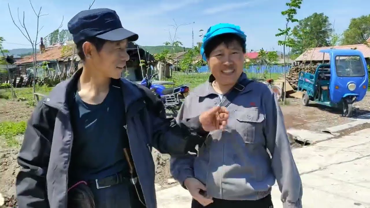 跑山日记：刺老芽采了一背筐榆黄蘑，忽悠媳妇跑空了，今年运气太好了