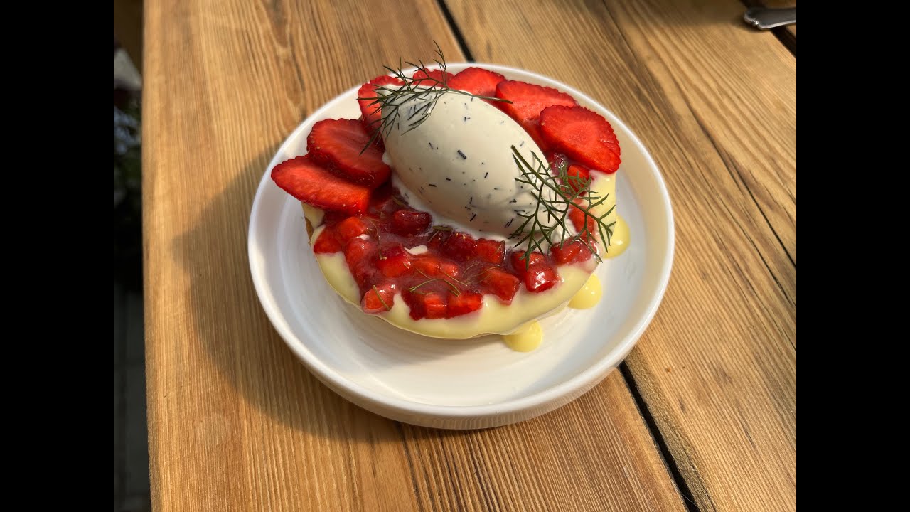 Bronzefenchel-Eis auf Erdbeer-Tarte