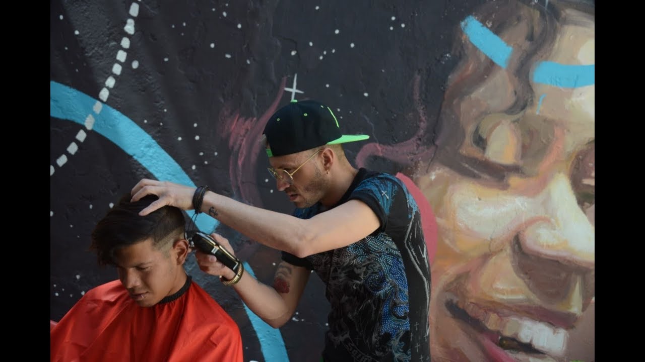 El peluquero cubano que le corta el pelo gratis a otros inmigrantes