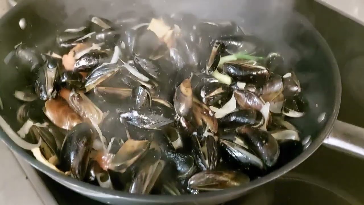 Sauteed Mussels with ginger. @jhunjiechannel5743 #trending #cooking #mussels #seafoods