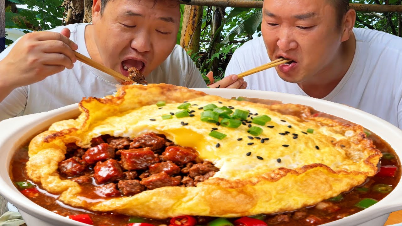 幹完農活，二弟做兩大碗“牛肉燜雞蛋”，直接抱著大口啃真過癮【鐵鍋視頻】