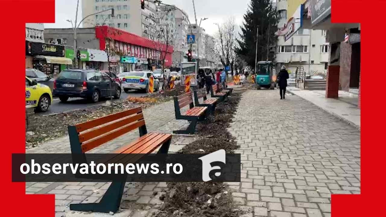 Bănci montate cu spatele la şosea într-o staţie de autobuz din Bacău. Explicaţia autorităţilor