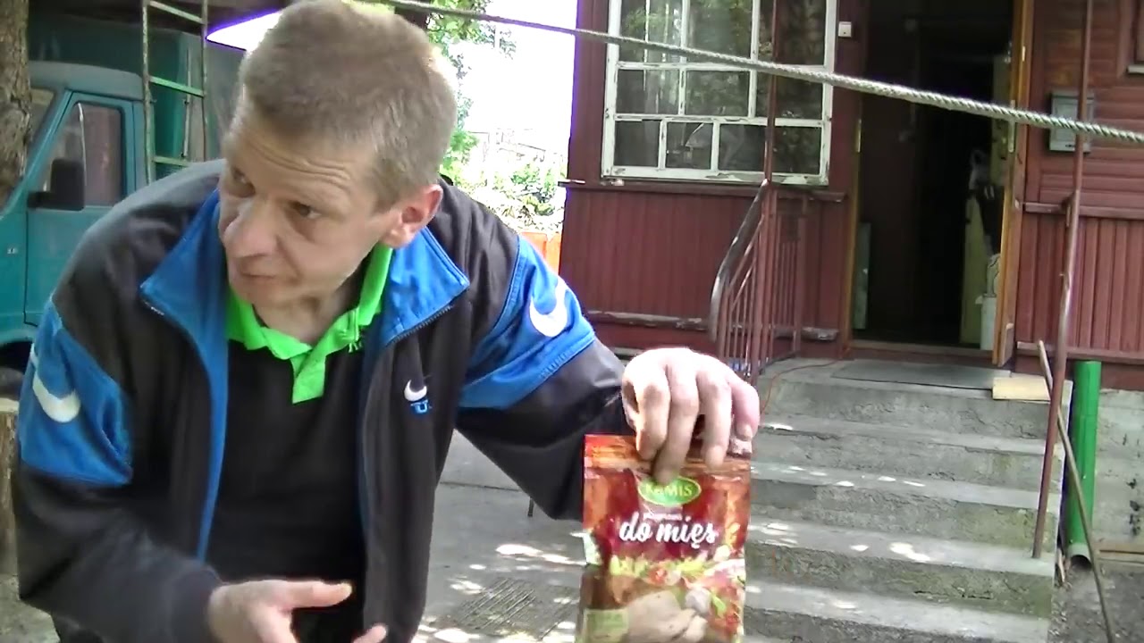 Major gotuje obiad na podw&oacute;rku