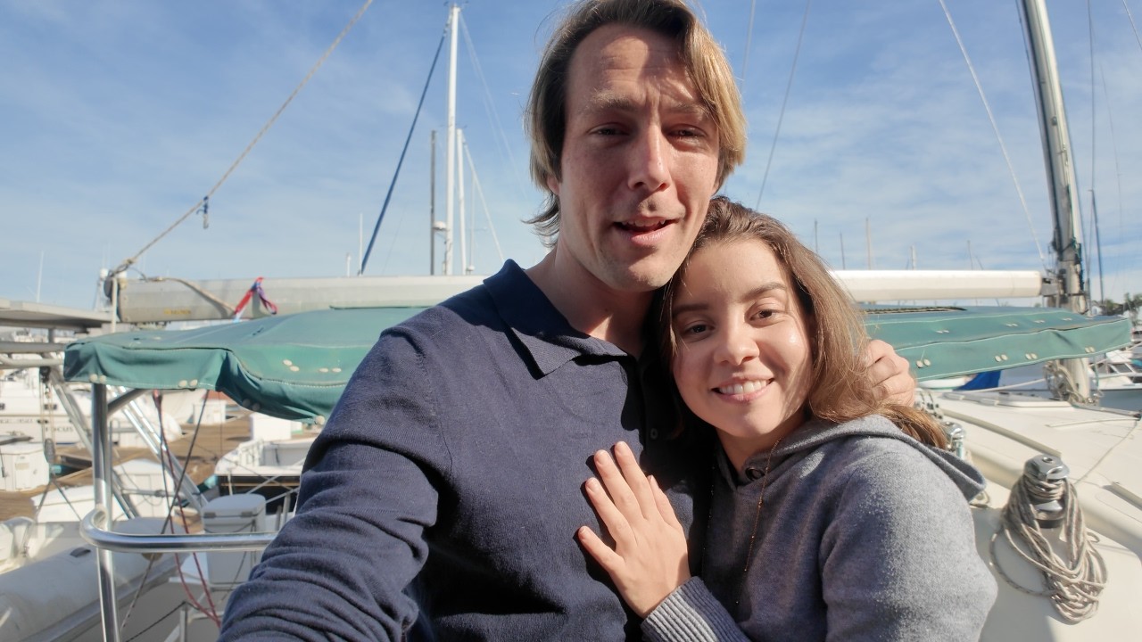 My girlfriend sees the boat for the first time, my mom arrives and boatwork continues for all. |Ep.9
