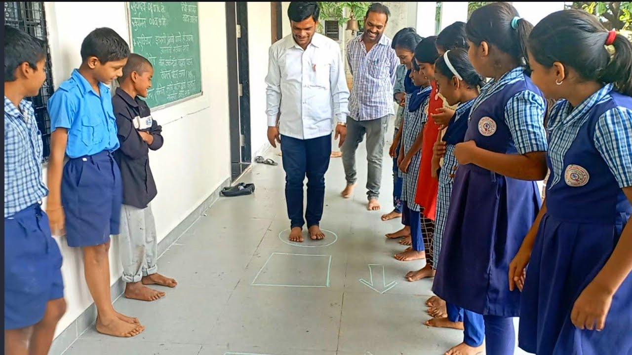 अभ्यास करुन आलेला कंटाळा घालवण्यासाठी गुरुजींनी मनोरंजनातमक खेळ घेतला. ice breaker activity.