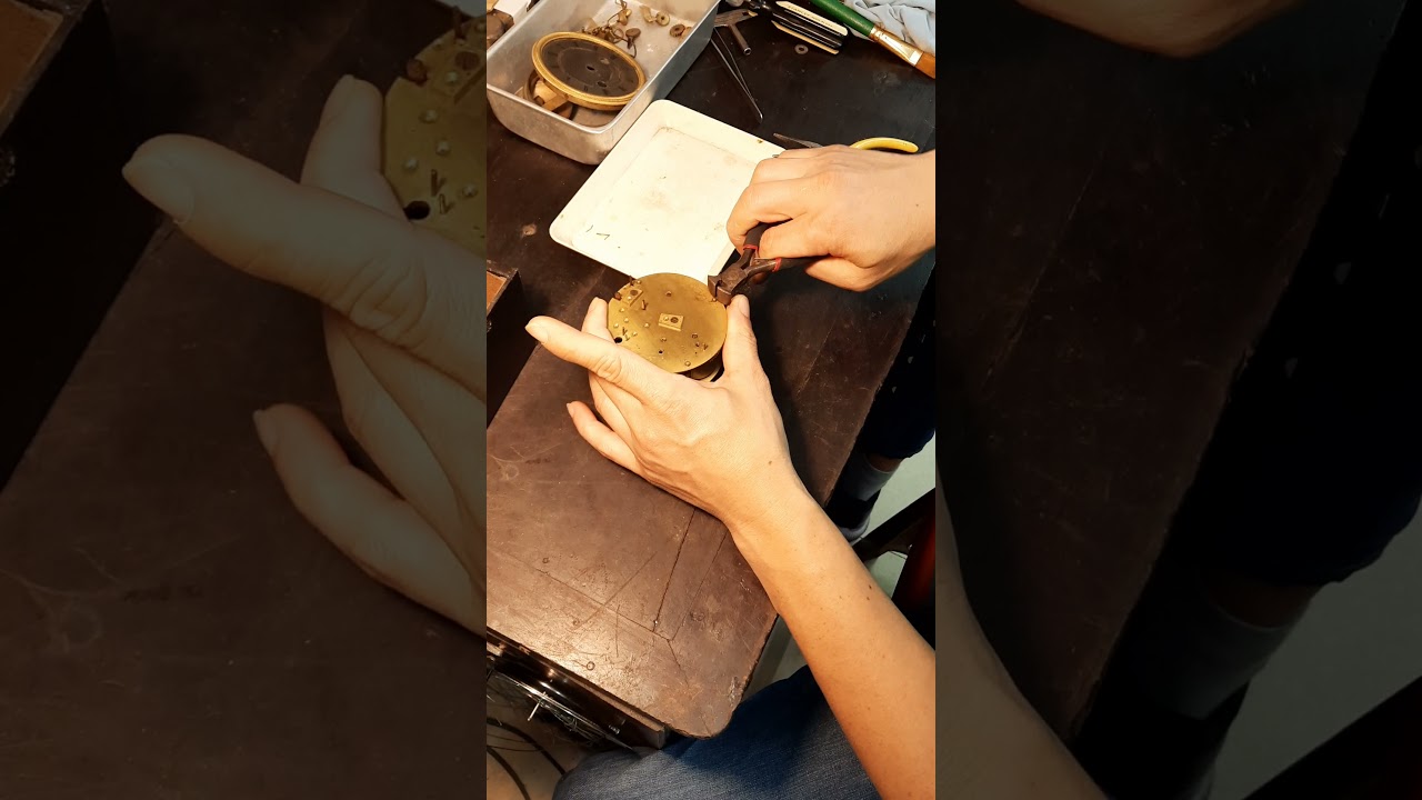 Mổ m&aacute;y một em đồng hồ chỉ tơ thế kỷ 19
