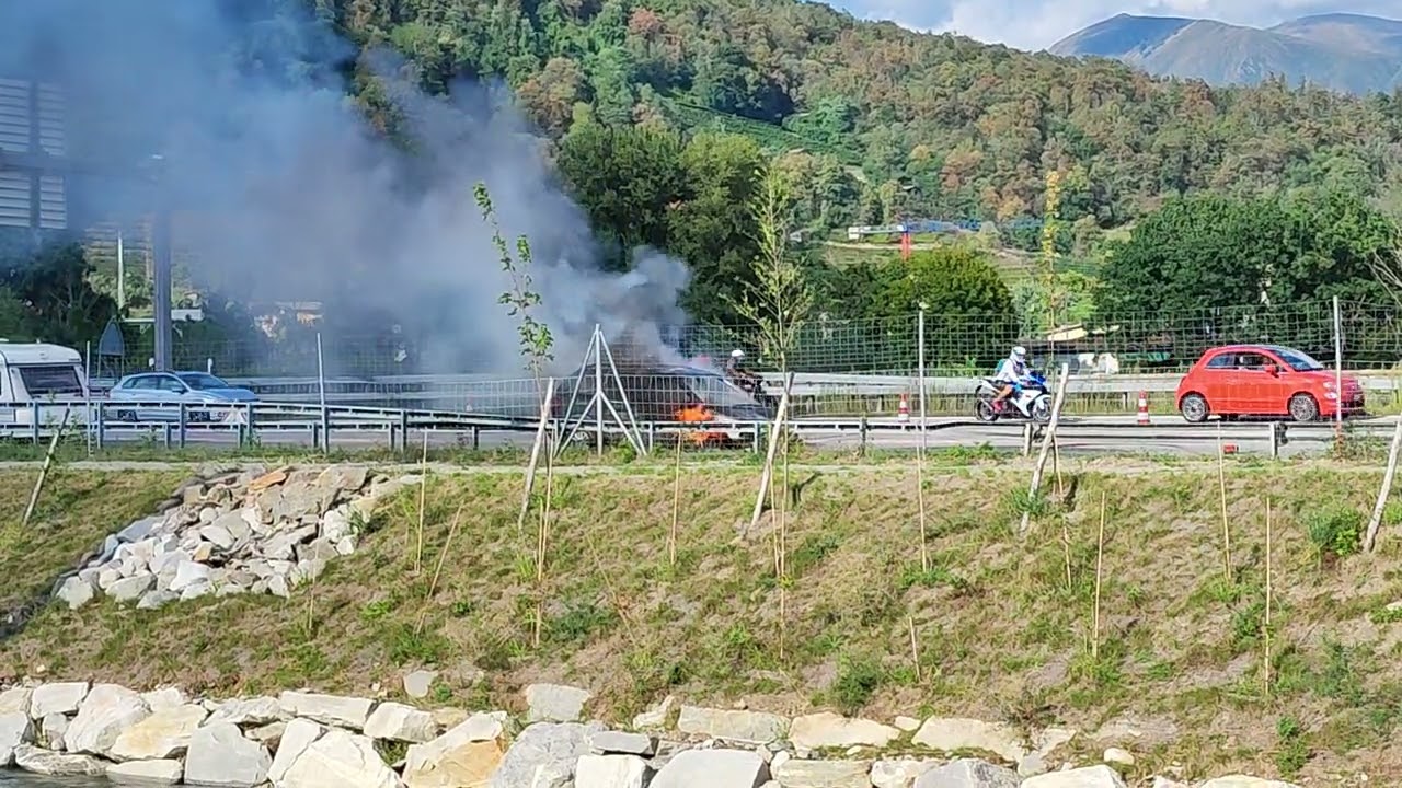 Macchina a FUOCO sull'autostrada, video prima dei pompieri arrivassero (Ticino)