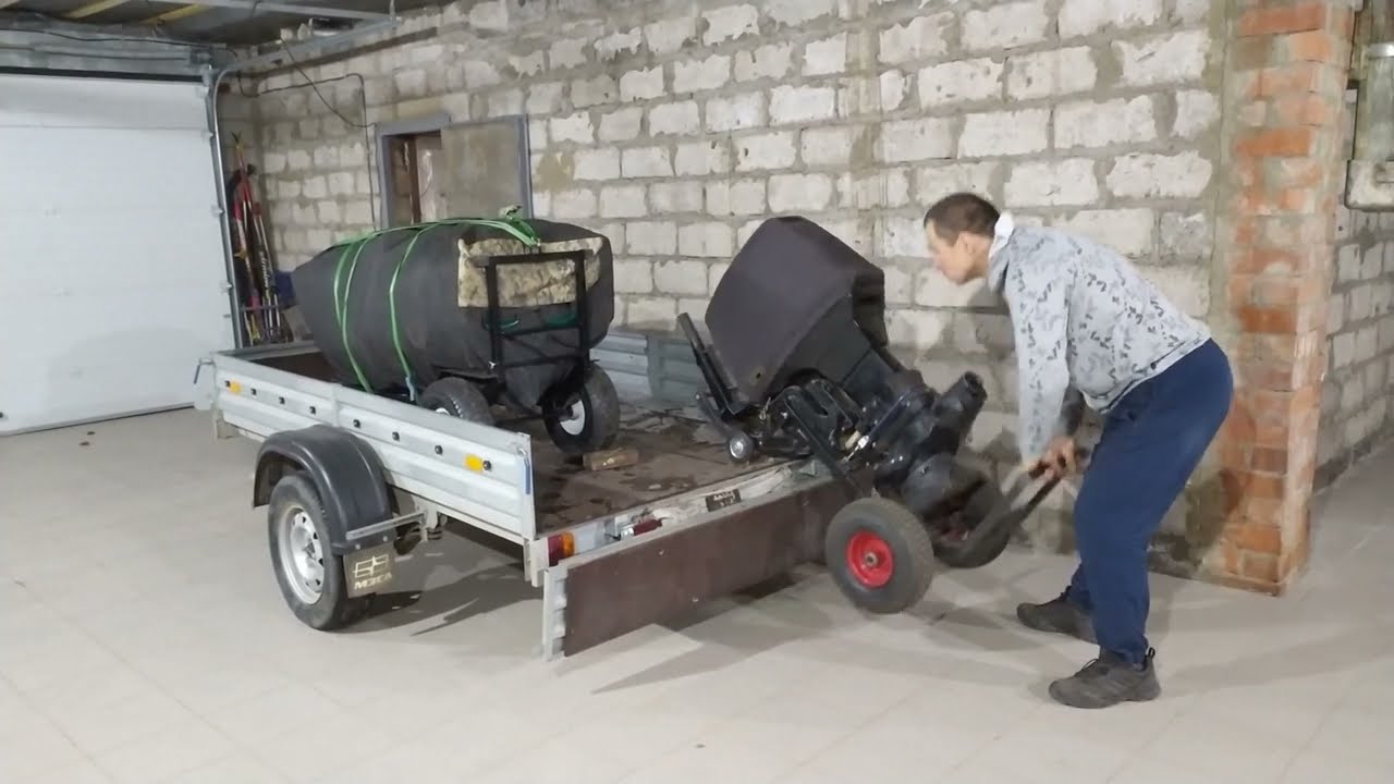Самый легкий способ установки мотора и лодки ПВХ (в сумке) на тележки. Погрузка тележек в прицеп.