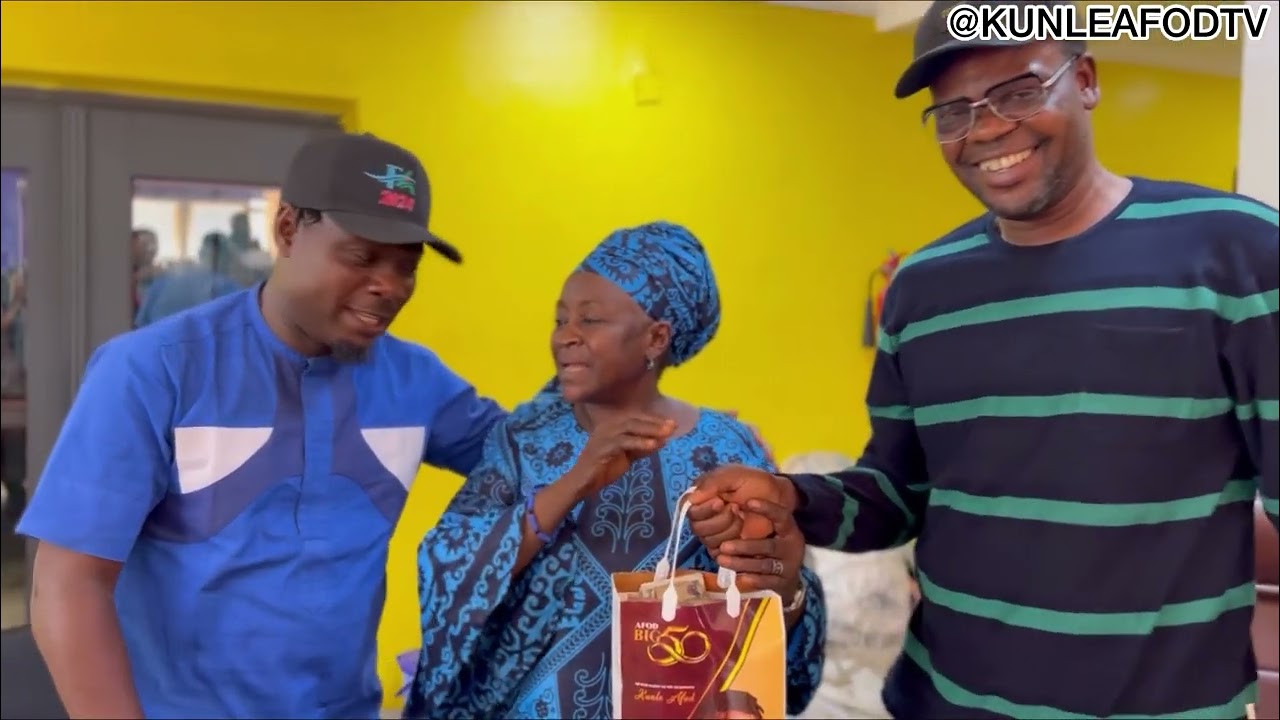 KUNLE AFOD AND ALHAJI ORIYOMI HAMZAT GIVE IYA NIWEN THE SUM OF 1.2MILLION NAIRA FROM HER FANS