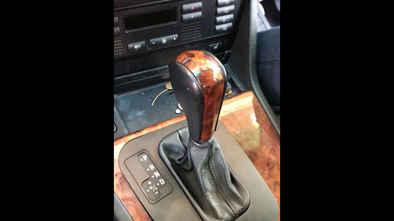 BMW serie 5 e39: Como desmontar el embellecedor de la consola central. En español.