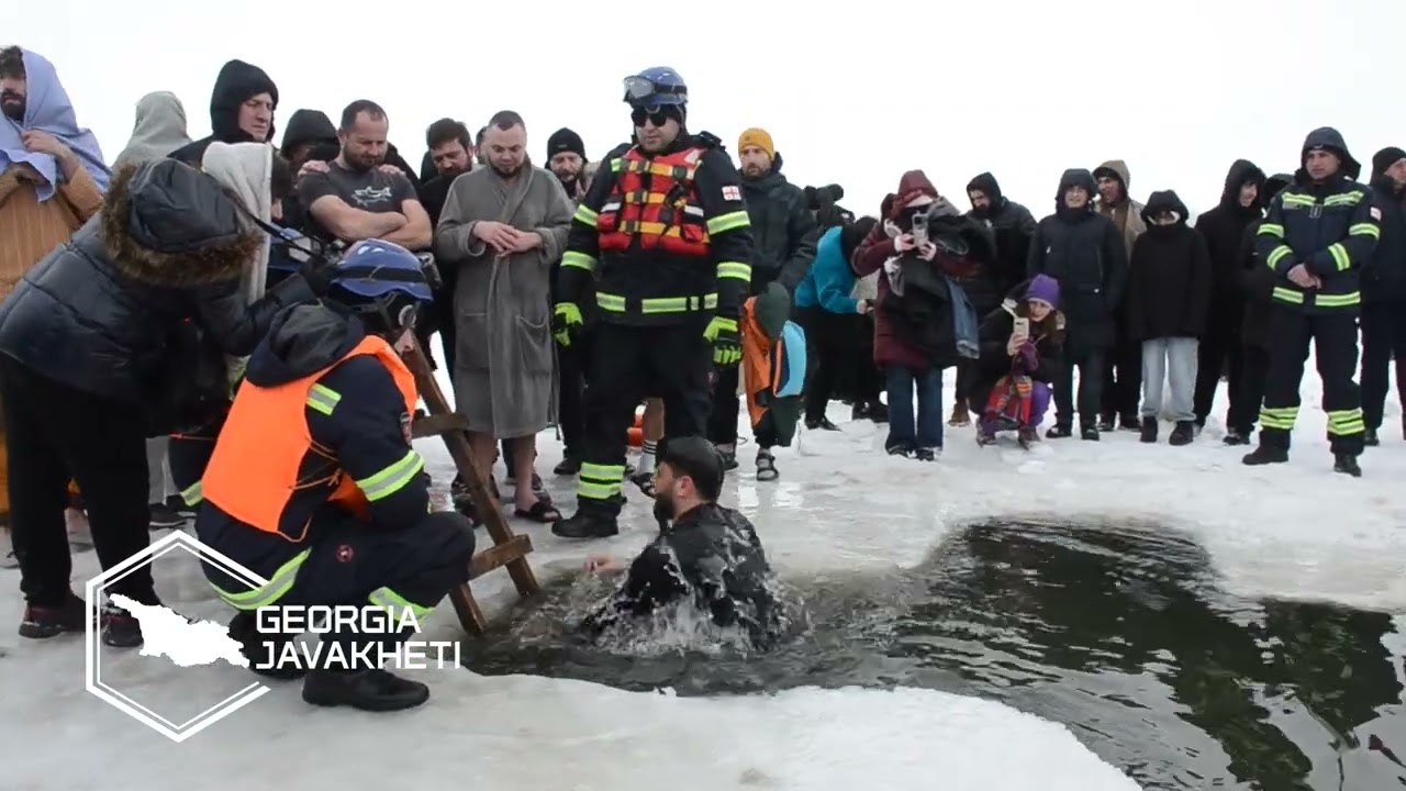 Крещения в ледяных водах озера Паравани.