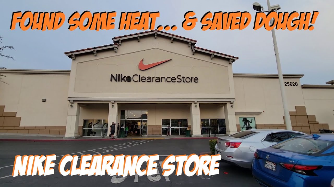 Нахожу тепло в магазине Nike Clearance Store... Я настоящий фанат этого места!