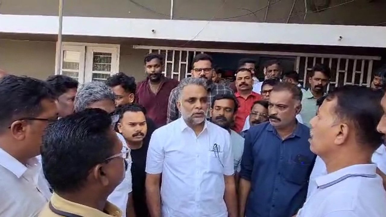 DYFI നേതാവിനെ കൈയ്യാമം വച്ച് പ്രദർശിപ്പിച്ചെന്നാരോപണം ; താനൂർ പോലീസ് സ്റ്റേഷനിൽ CPIM പ്രതിഷേധം