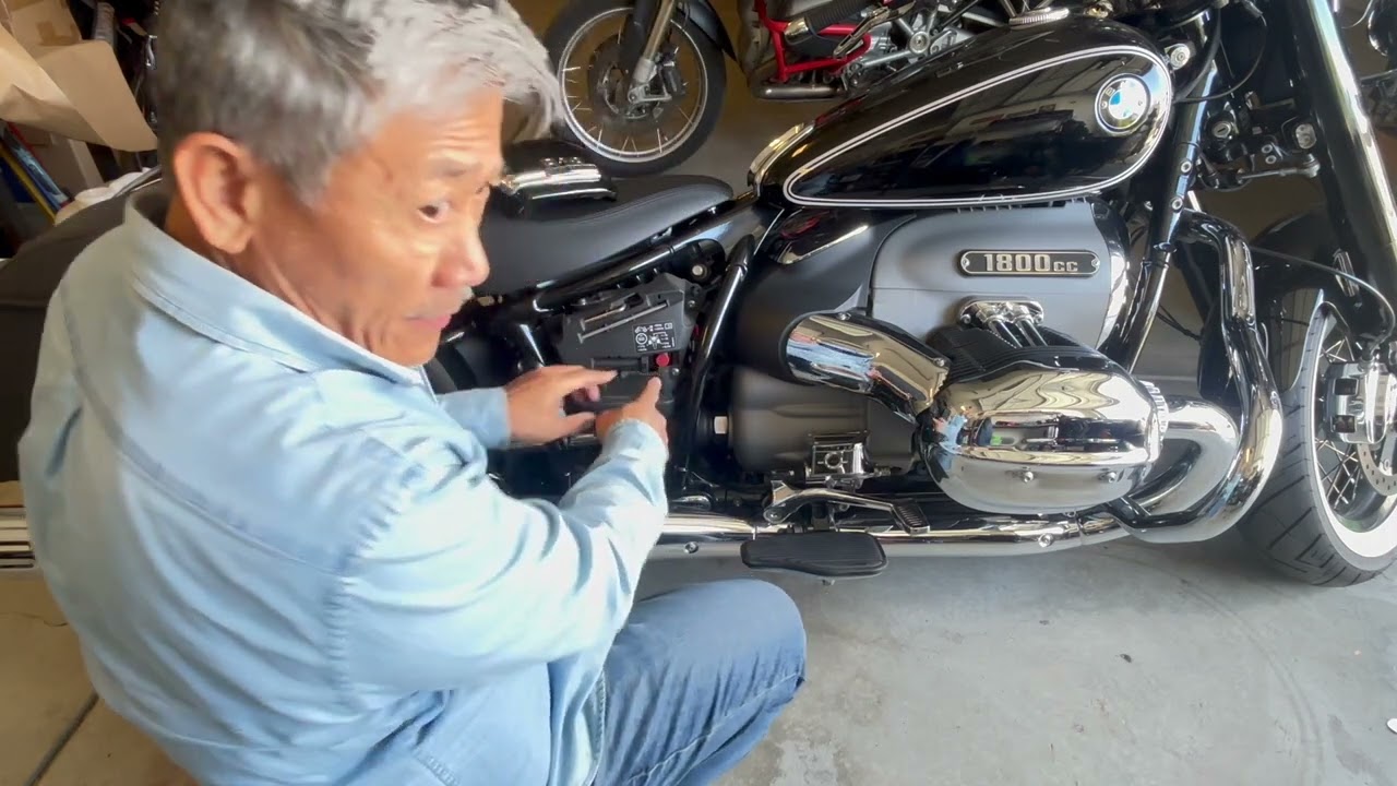 BMW R18 Battery Charging 電池充電的方法