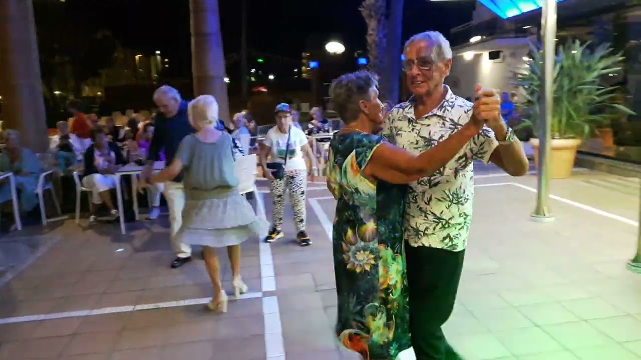 Deel-1)Een gezellige dansavond met muziek van DJ- * Marcel * donderdag 28 Sept.2023. Malgrat de Mar.