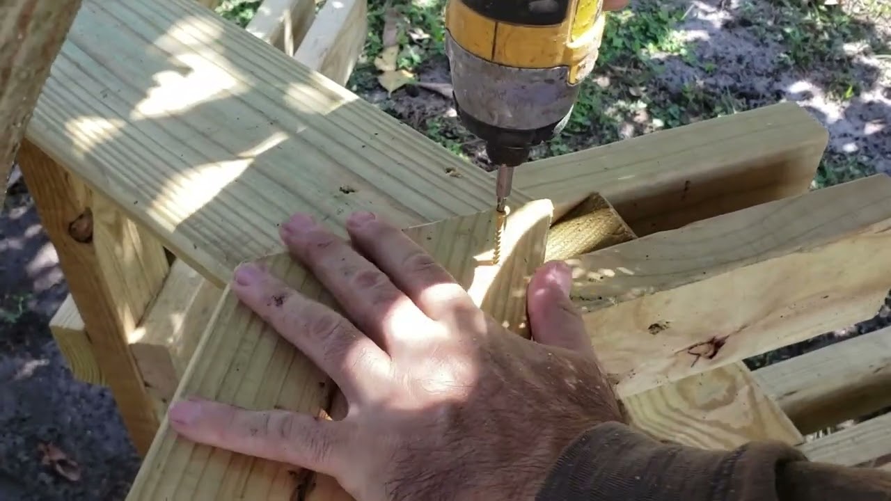 Mesa bajo un árbol.