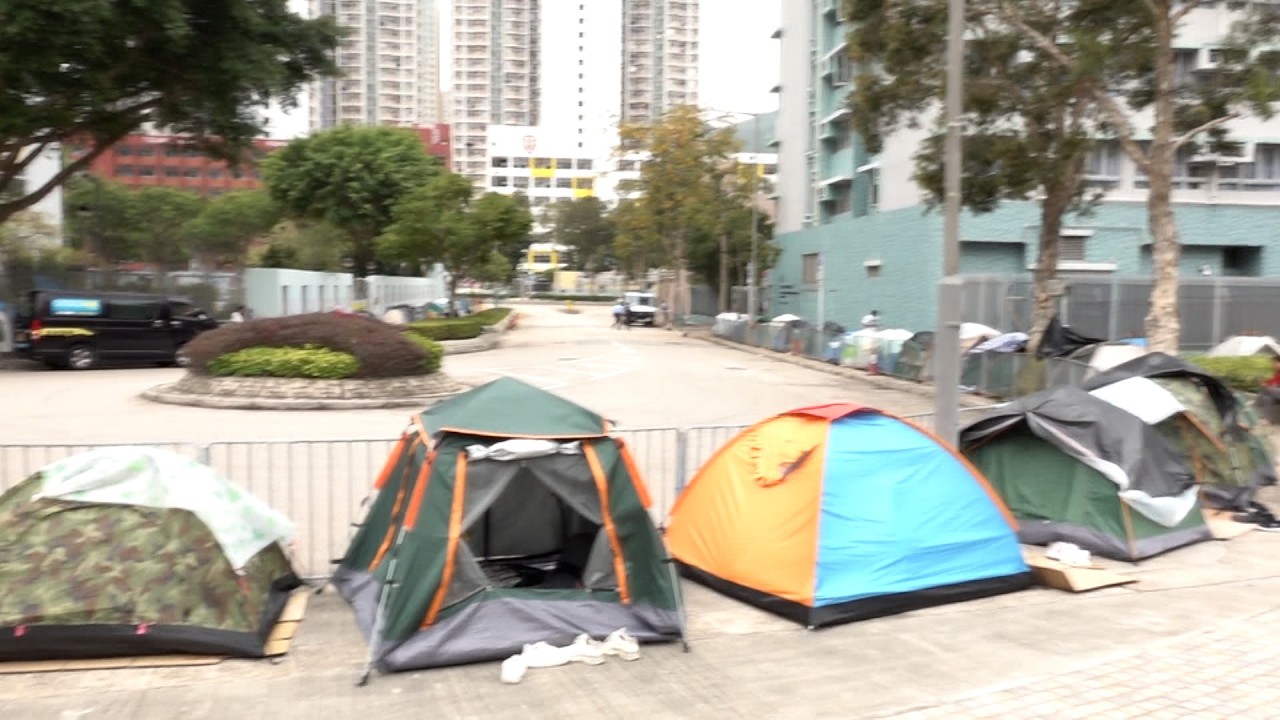 東張西望｜將軍澳唐賢里外傭設置大量帳篷佔據行人路 帳篷內明火煮食存安全隱患｜將軍澳唐賢里｜外傭｜大量帳篷｜佔據行人路 ｜安全隱患｜甘詠寧