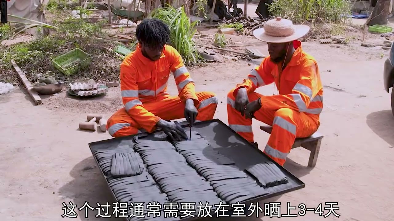 非洲小哥用椰子壳烧成木炭，每月净赚4500美刀，稳坐小镇首富宝座