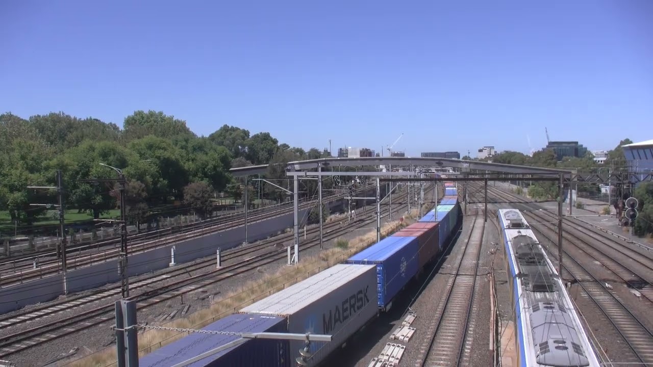 G512 VL351 on Freight near Richmond