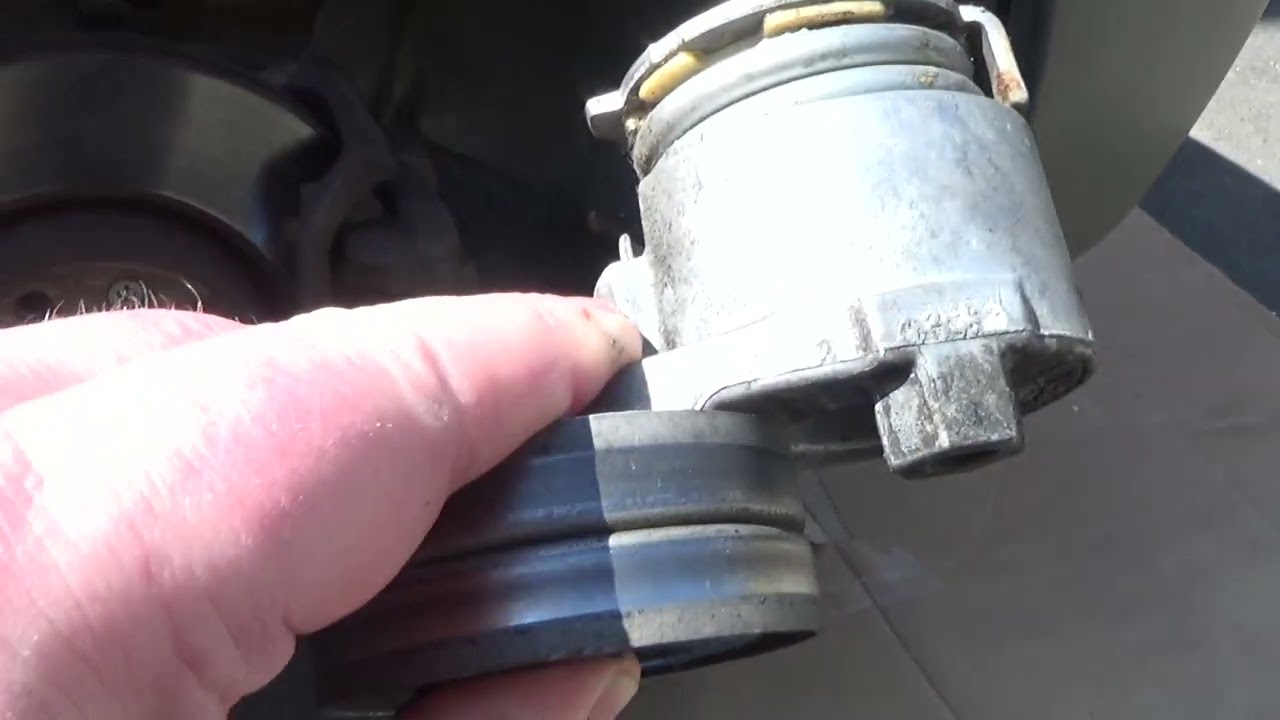 Remplacement courroie accessoire et galet tendeur sur le Renault Trafic (vidéo ratée)