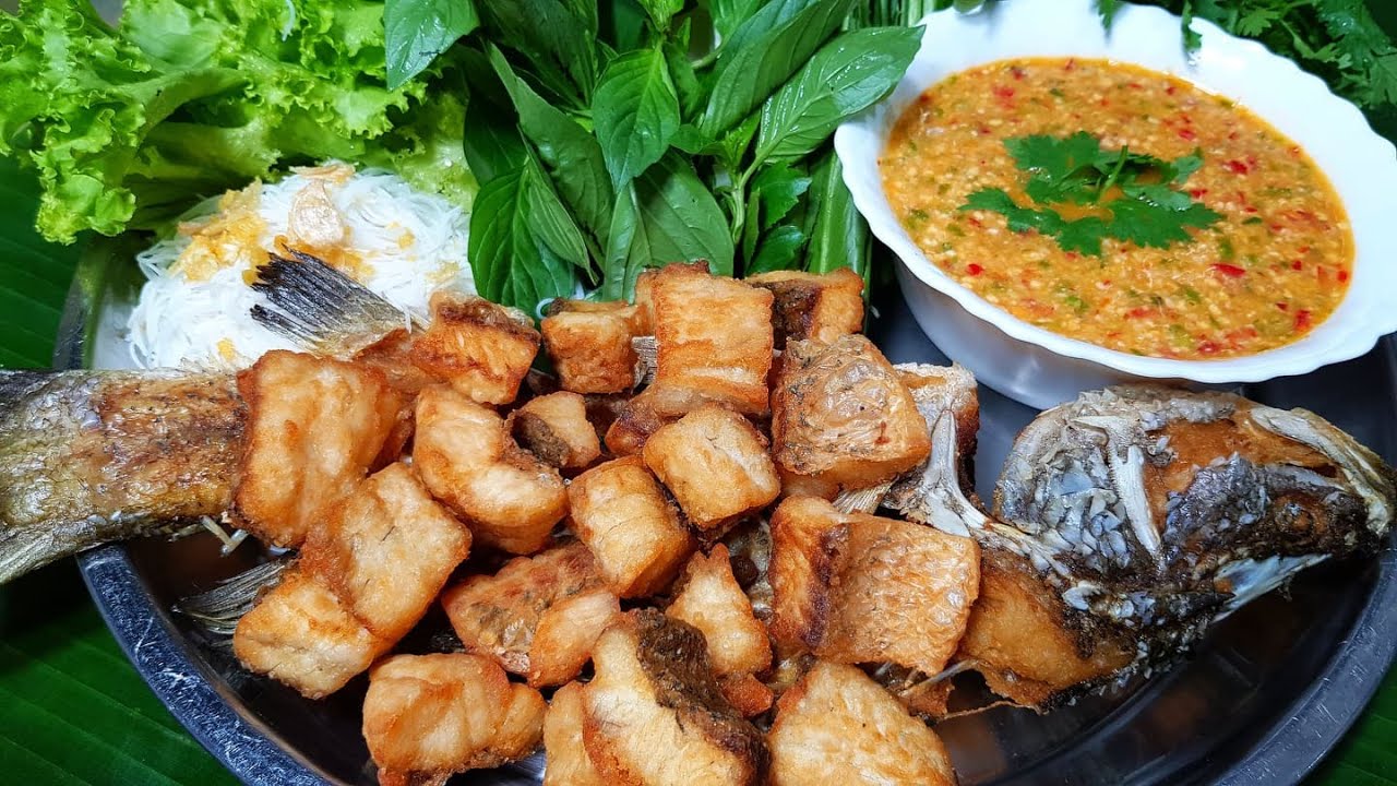 982 เมี่ยงปลากะพงทอดน้ำจิ้มไข่เค็ม ปลาทอดกรอบๆ ผักเยอะๆ  (Miang Pla Tod)