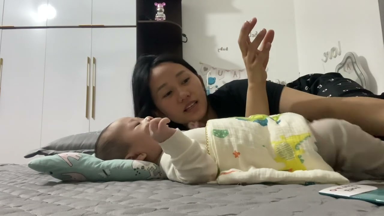 Đang khóc dơ sách lên, 🐻 lạ, nằm im nghe