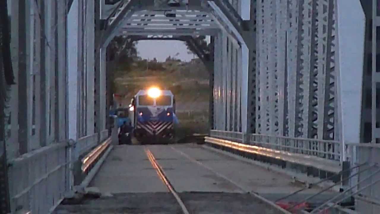 Viedma-Patagones:Tren Patagónico pasando por el puente histórico