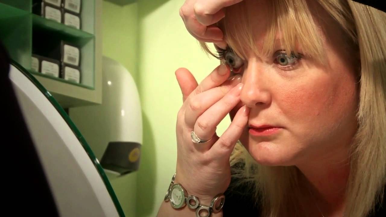 How to insert contact lenses