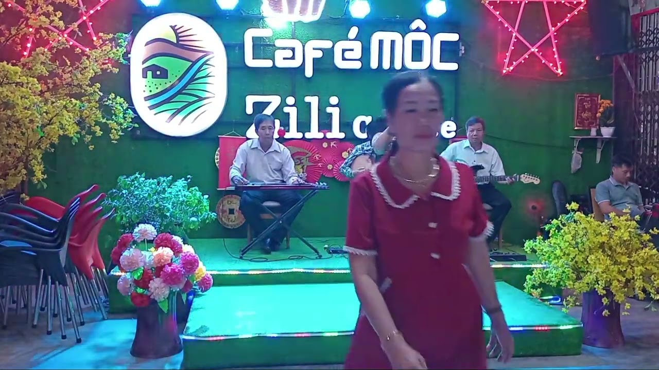 Tàu đêm năm cũ. Trình bày: Lê Thắng. 