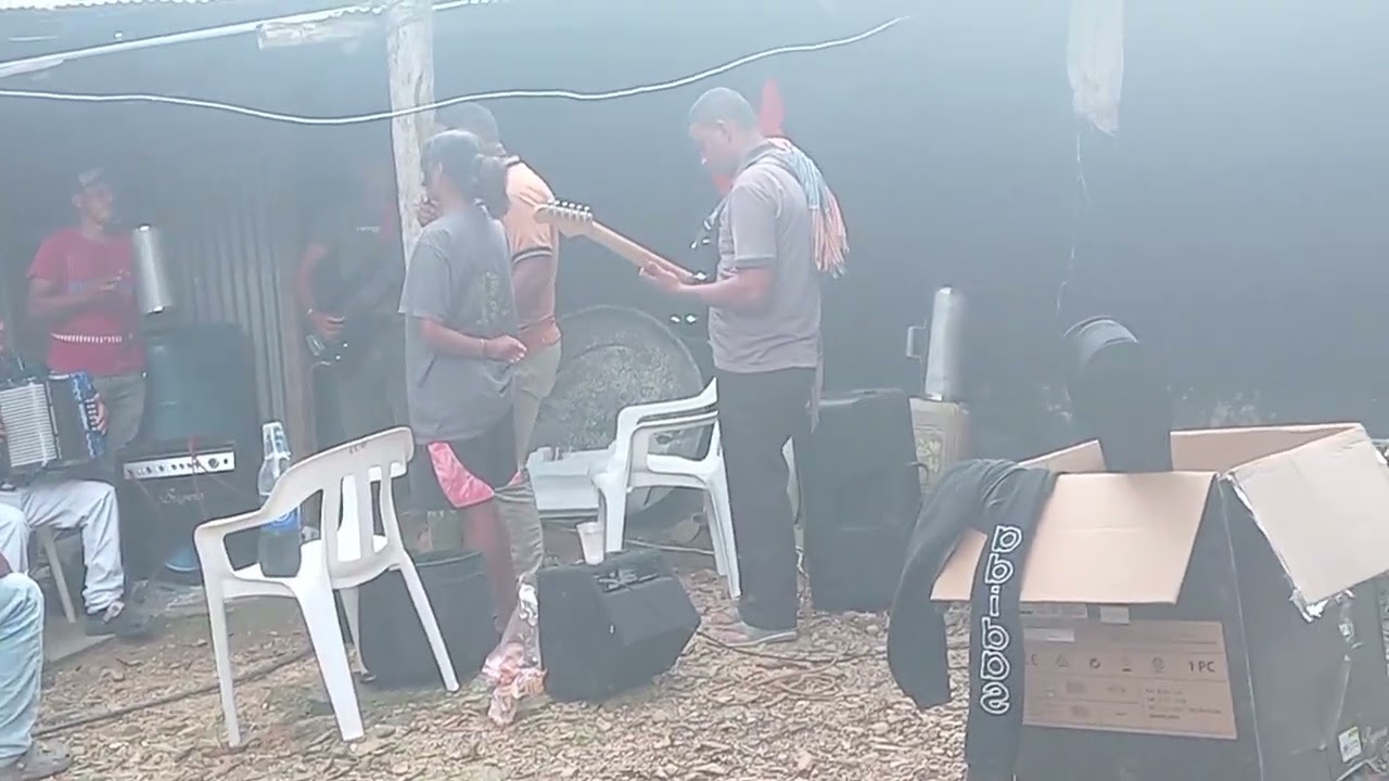Yonis Argumedo bajo el fuego del espíritu santo de Dios alabando en Antioquia 