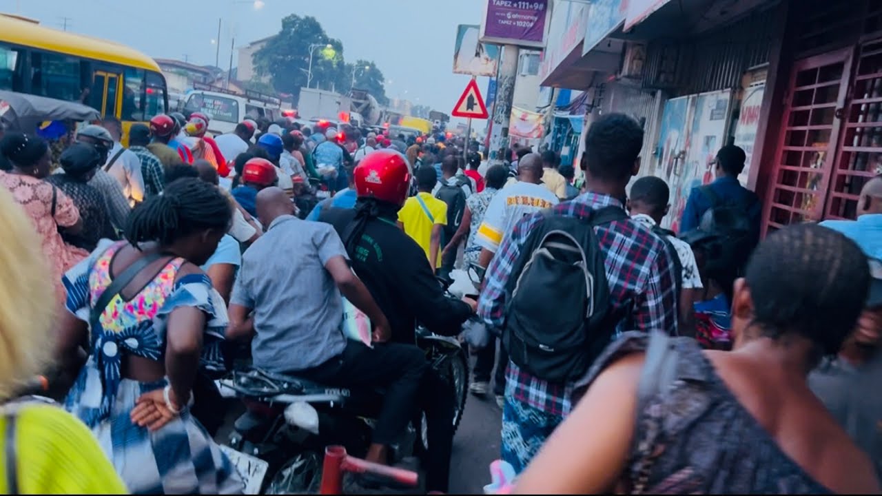 Embouteillages Ya Batu Avant Noël, Personnes, motos, voitures,tous coincés ensemble, Kinshasa🇨🇩