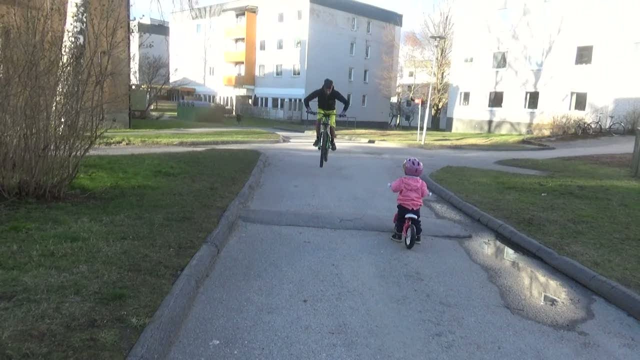 Emil och Alice stilar med nya cyklar - Unga f&ouml;r&auml;ldrar (TV4)