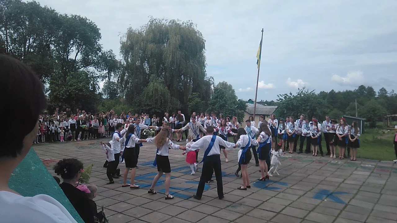 Танець випускників школи і садочка села Городець
