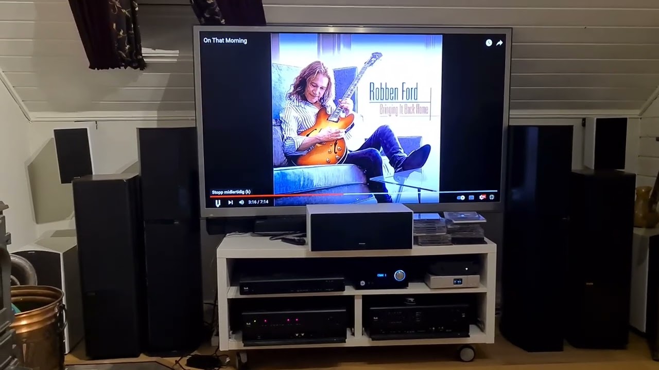 Jamo concert v  vs   Jamo D590