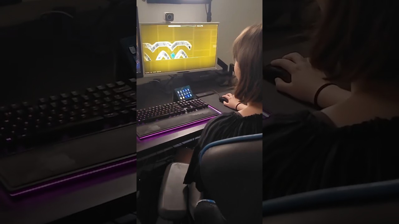 MY GIRLFRIEND BEATS THE WORLDS HARDEST JUMP FIVE TIMES IN A ROW (Geometry Dash)
