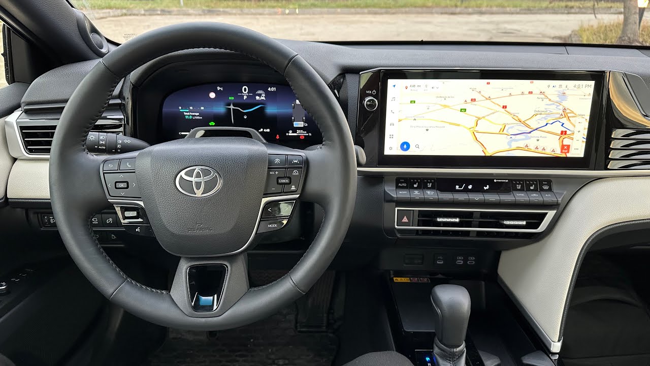 Recenzja systemu multimedialnego Toyota Camry 2025