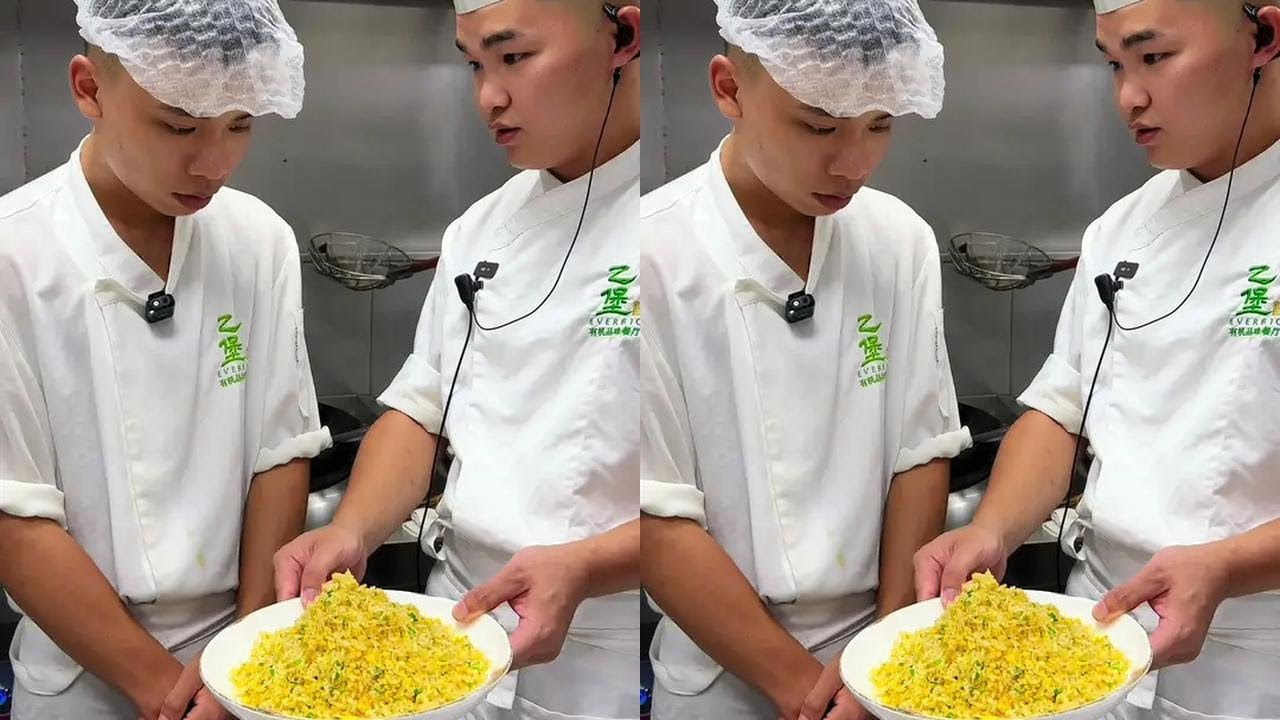 阿貴今天試了剛剛蒸出來的熱飯做蛋炒飯，一不小心炒成了糍粑！99年的粵菜副廚阿壽用熱飯再教他一遍：炒飯隔夜飯不是最好吃的，隔夜飯只是最好炒的，新鮮飯炒不好是技術問題！