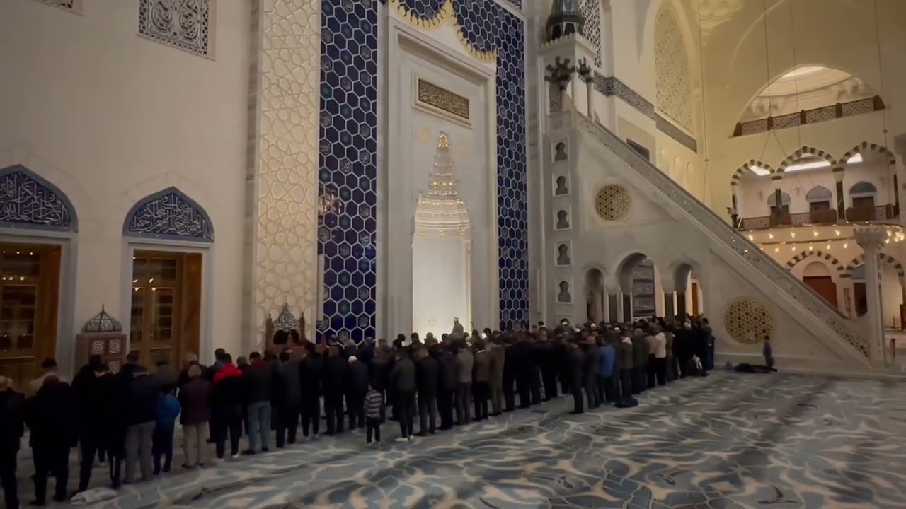 جانب من صلاة العشاء في جامع الكبير ( جامليجة)