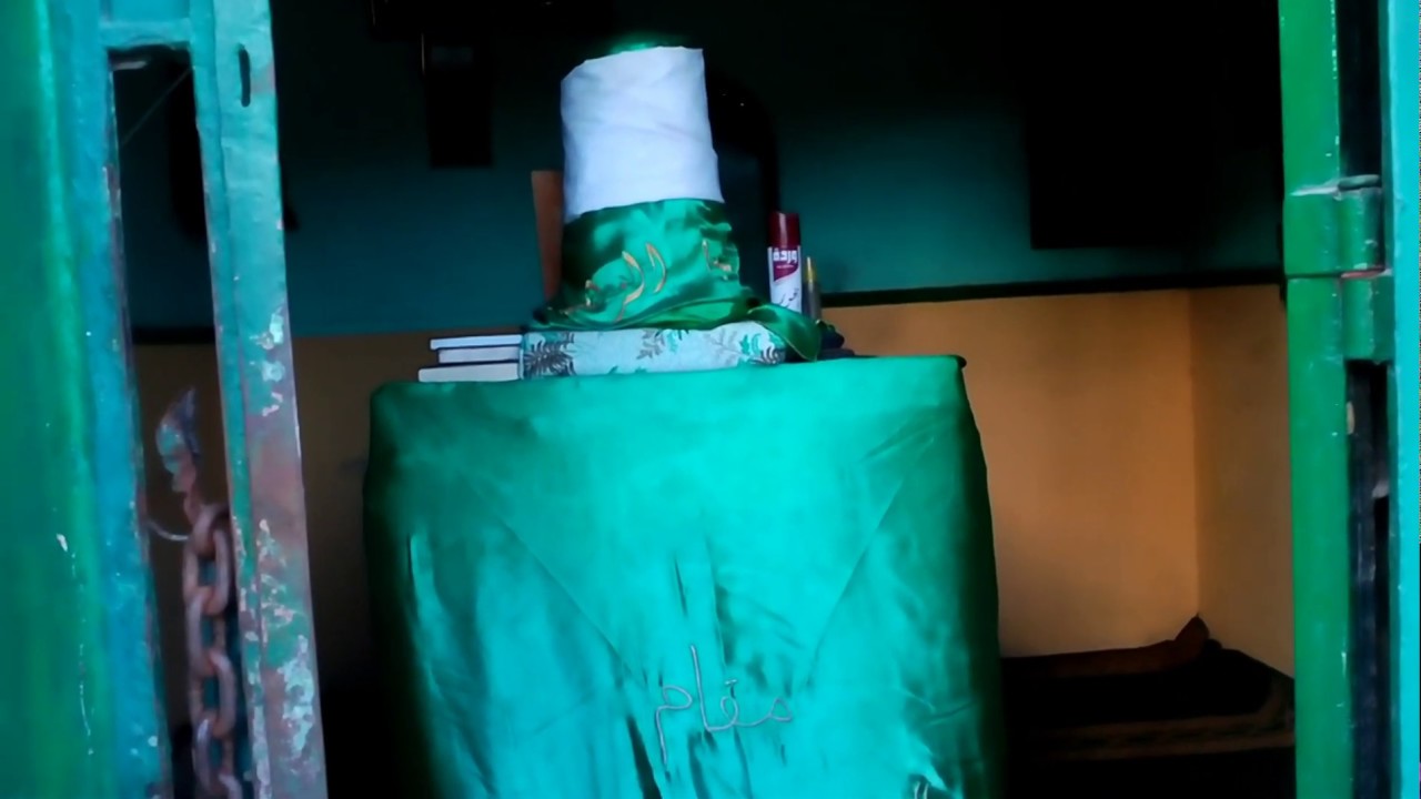 ضريح محمد الزهري
امام استاد اسكندريه ولا احد يعرف ما هذا المبنى