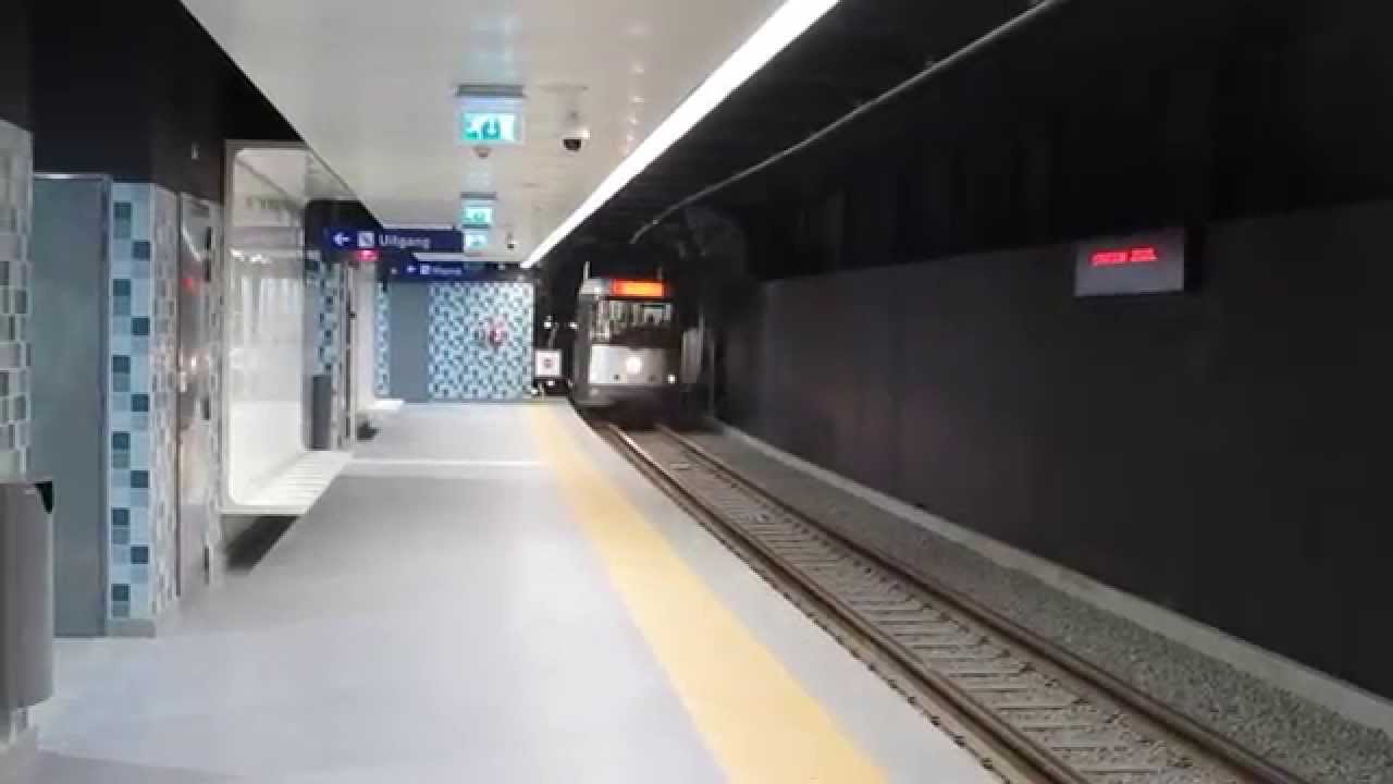 Lijn 8 in Antwerpen komt aan op station Zegel