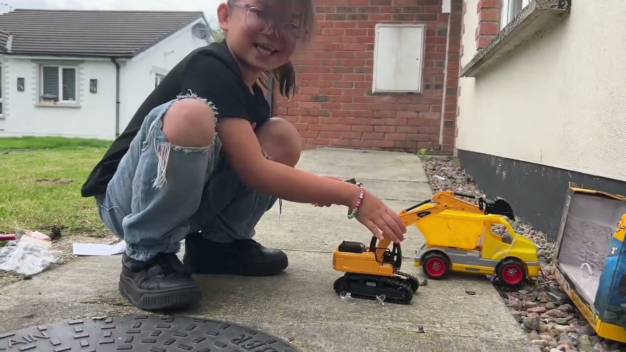 Freyo’s toy excavator 👷‍♂️🚧#TheFFJourney #formercampsieboysukjourney #kiddos #kidsactivities 