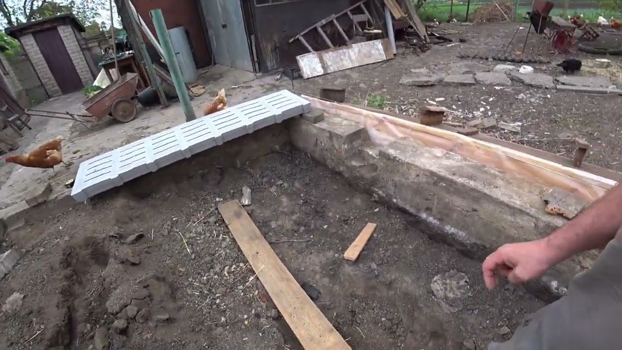 Щільова підлога в сарай для свиней... Купили щебінь і пісок!!!