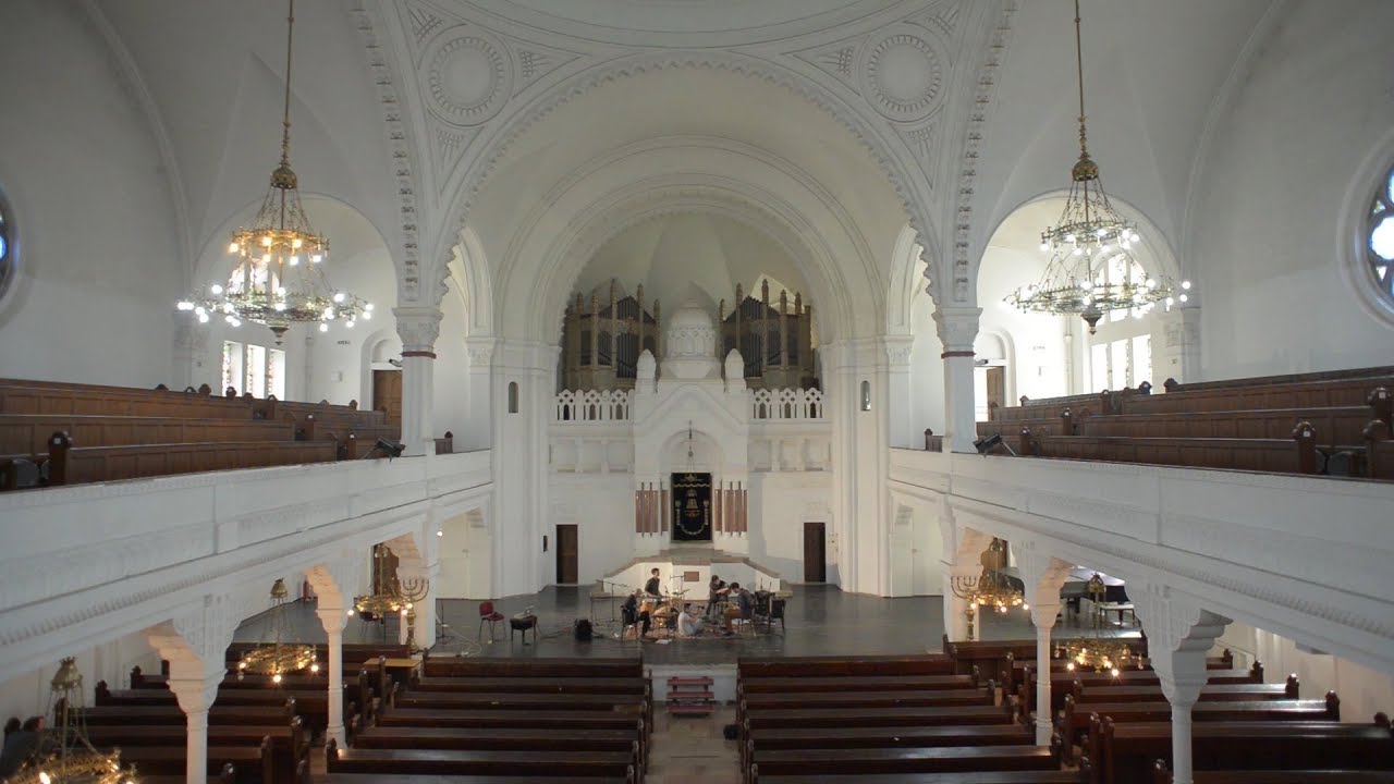 Zemljani in the Synagogue
