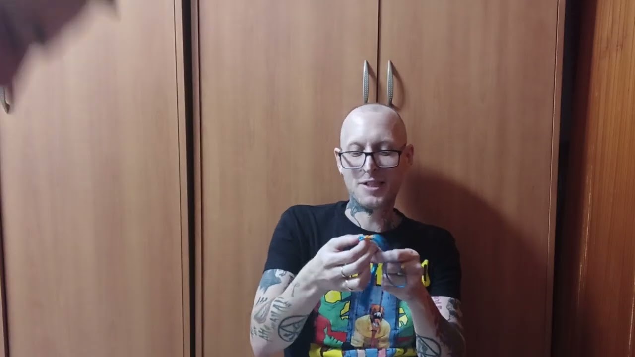 Александр рассказывает о своей работе астролога, знаки зодиака, камни, планеты.