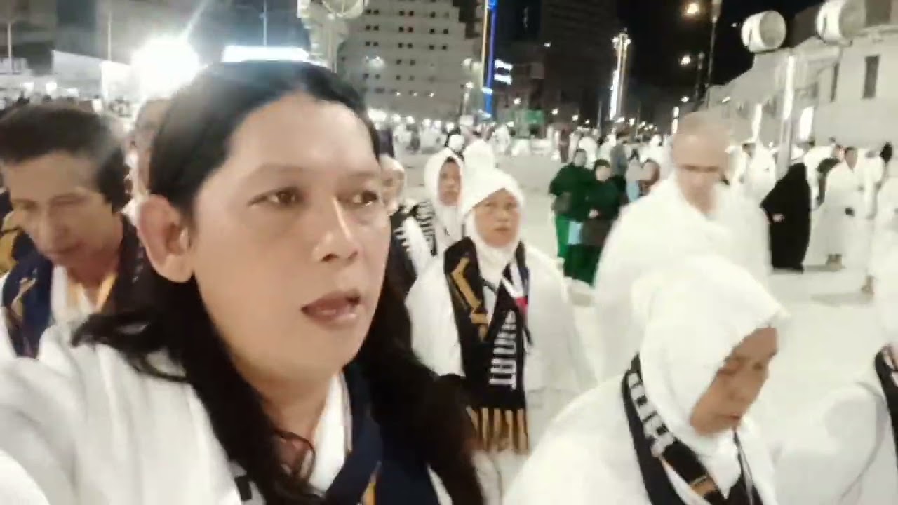 Tawaf wajib Untuk Umroh menuju Ka'bah Baitullah Memasuki gerbang Satu king Abdu Aziz Masjidil Harom